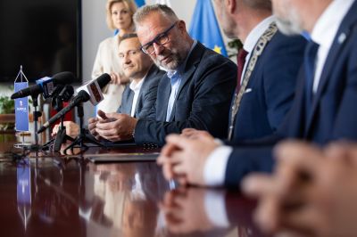 zdjęcie z podpisania umowy Prezydenta Miasta Rzeszowa z dyrektorem firmy Eurovia Regionu Południe, fot. Grzegorz Bukała, Urząd Miasta Rzeszowa